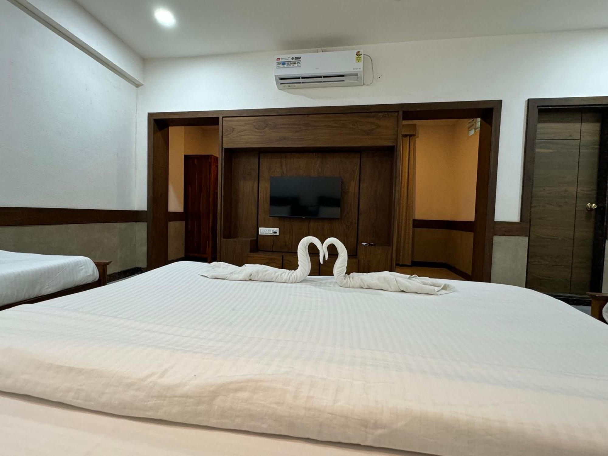 Hotel Tirth By Sonu'S Ujjain Room photo